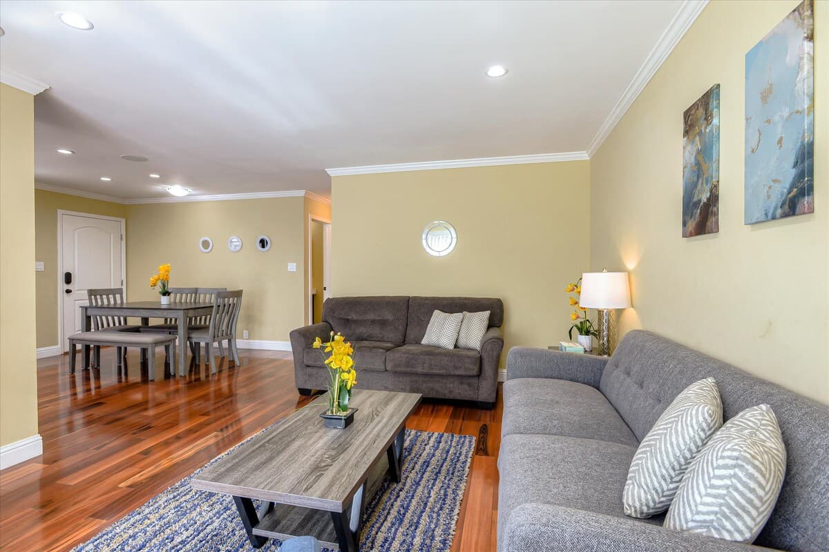 Home in Mountain View · ★5.0 · 5 bedrooms · 5 beds · 4 baths - Image 6