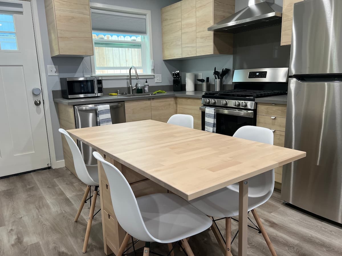 Home in East Palo Alto · ★4.97 · 1 bedroom · 2 beds · 1 bath - Image 6