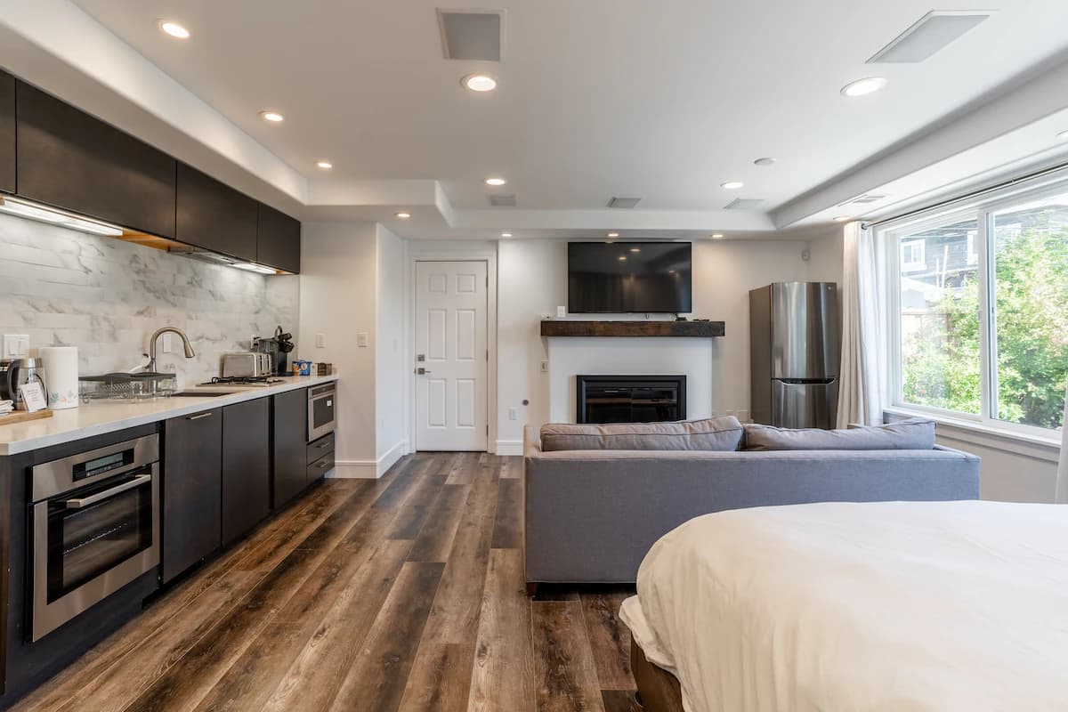 Home in East Palo Alto · ★4.86 · Studio · 1 bed · 1 bath - Image 1