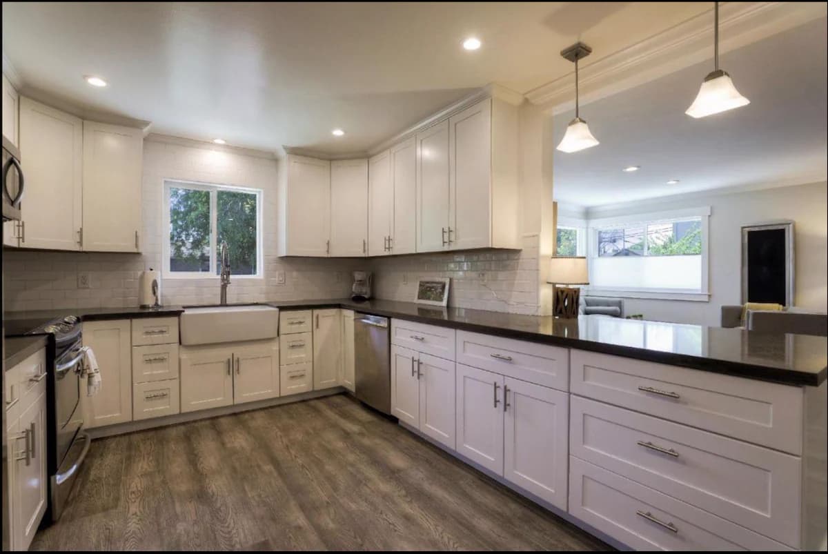 Home in Mountain View · ★4.88 · 7 bedrooms · 10 beds · 5.5 baths - Image 12