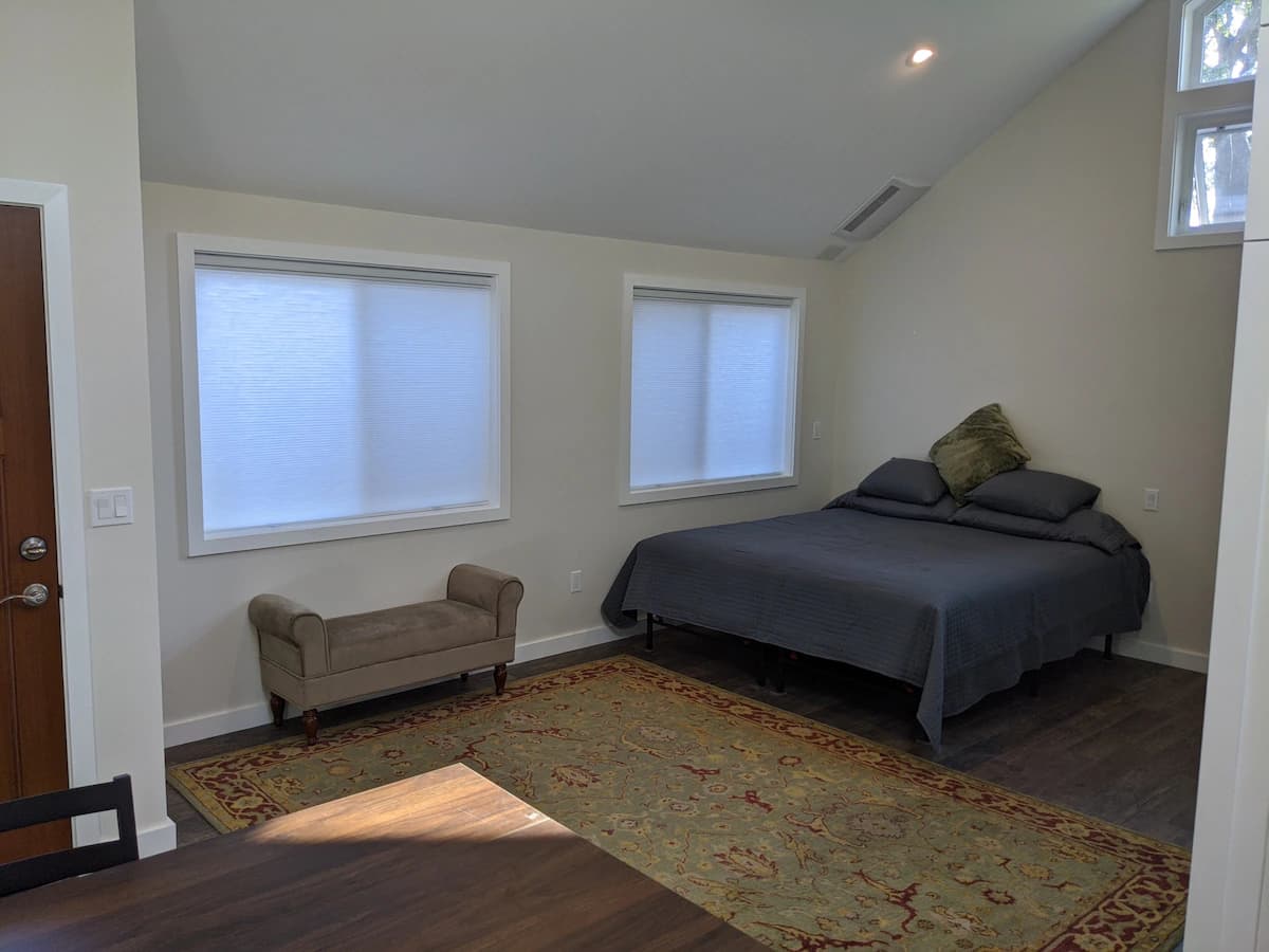 Private Alley-Entry Studio with Cathedral Ceiling - Photo 11