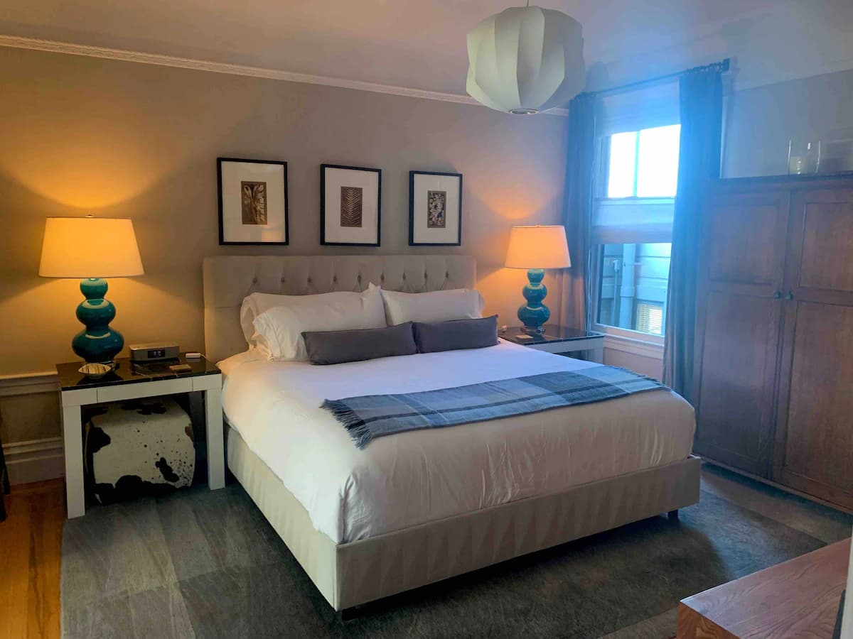 Historic Edwardian Flat with Skyline Views - Photo 17
