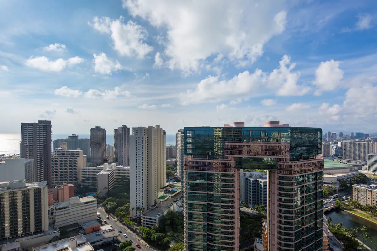 Condo in Honolulu · ★4.58 · 2 bedrooms · 5 beds · 2 private baths - Image 16
