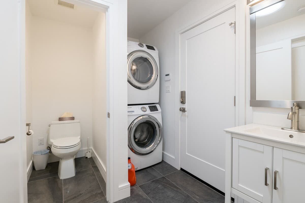 Home in East Palo Alto · ★4.88 · 3 bedrooms · 3 beds · 1.5 baths - Image 44