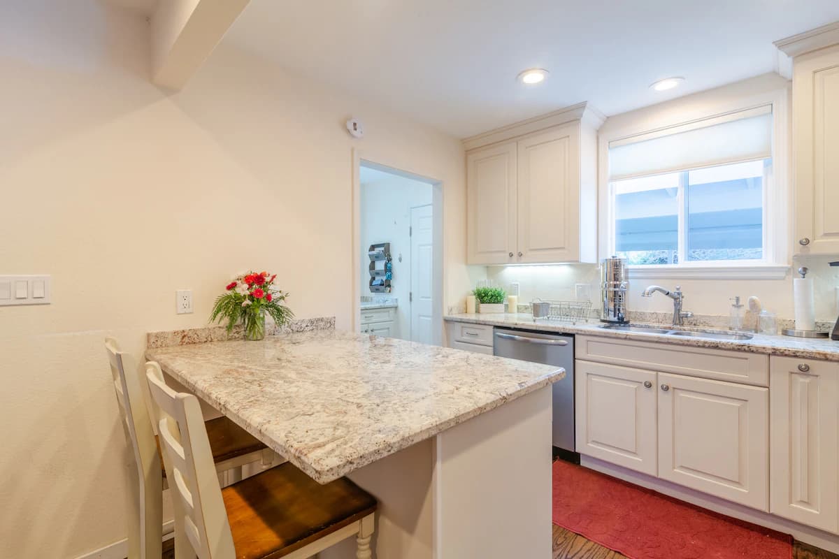 Home in Menlo Park · ★4.84 · 2 bedrooms · 3 beds · 1 bath - Image 5