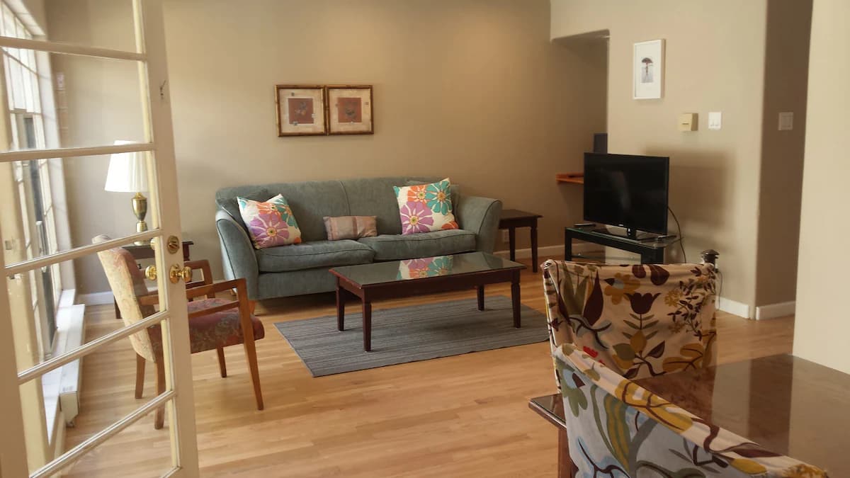 Home in Palo Alto · ★4.16 · 2 bedrooms · 3 beds · 1.5 baths - Image 7
