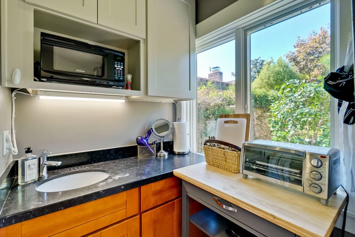 Guesthouse in Palo Alto · ★4.92 · 1 bedroom · 1 bed · 1 bath - Image 10