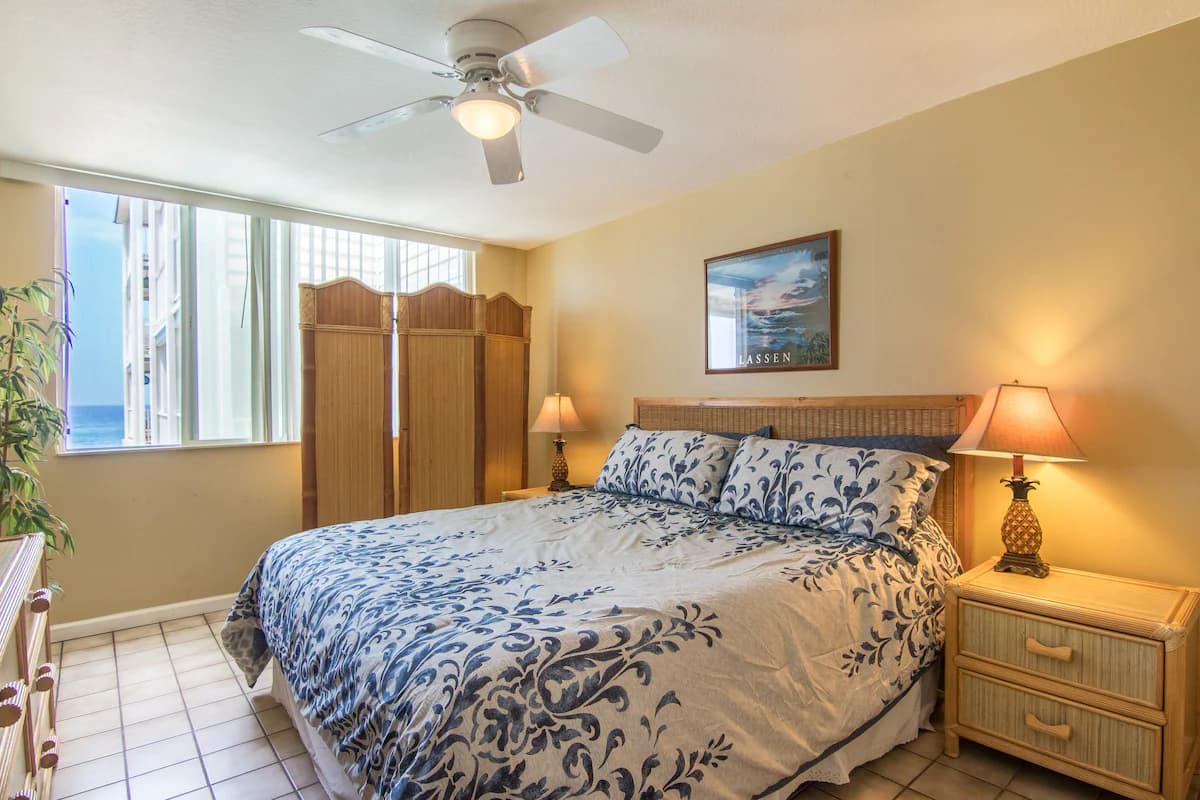 Condo in Kailua-Kona · ★4.47 · 1 bedroom · 2 beds · 1 private bath - Image 8