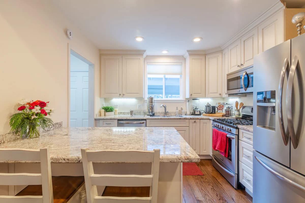 Home in Menlo Park · ★4.84 · 2 bedrooms · 3 beds · 1 bath - Image 4