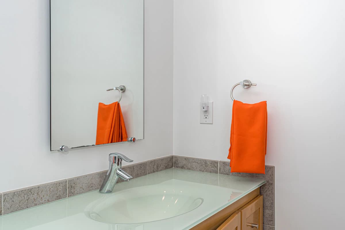 Bay & Mountain Views, Hot Tub, Shared Upper Floor - Photo 32