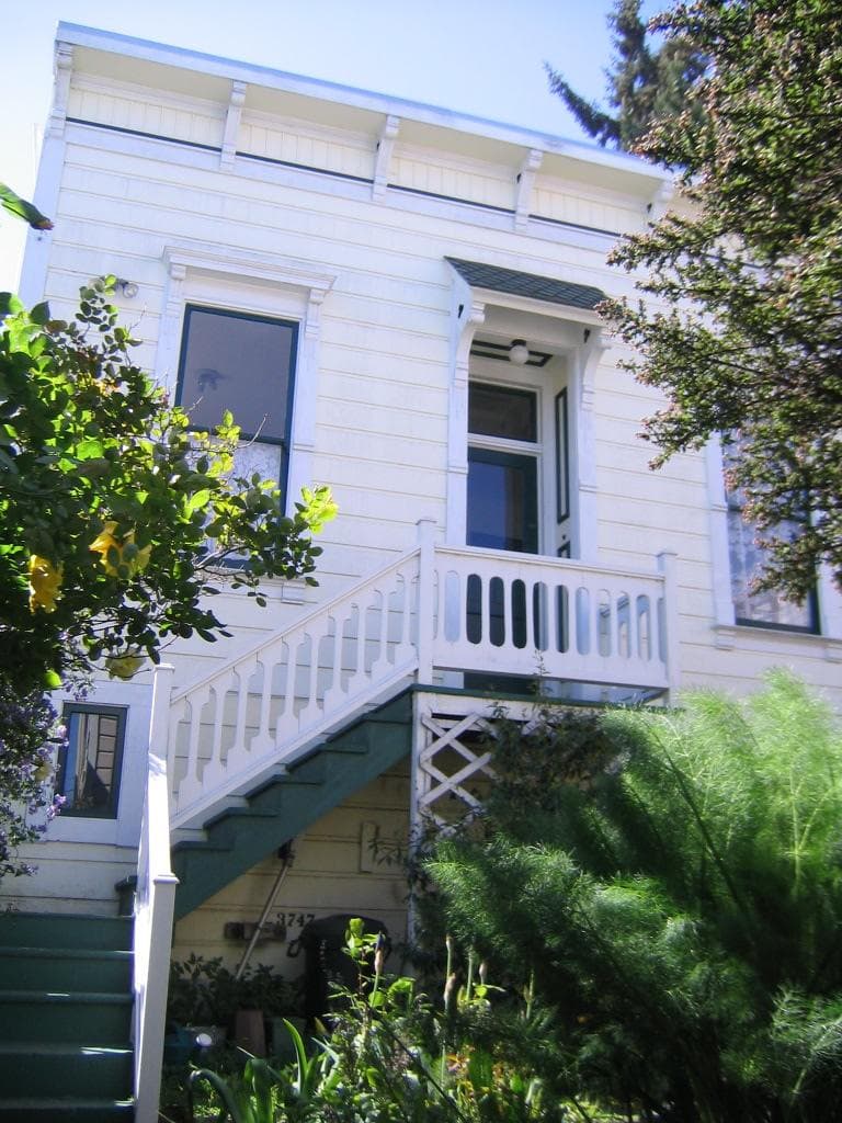 1870 Victorian Cottage with Rooftop City Views - Photo 1