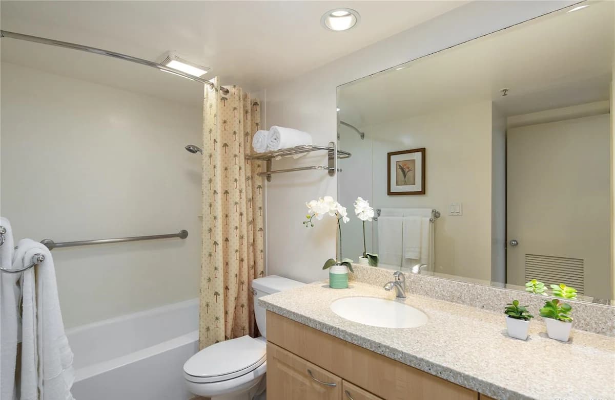 Condo in Honolulu · ★4.53 · 1 bedroom · 3 beds · 1 shared bath - Image 11