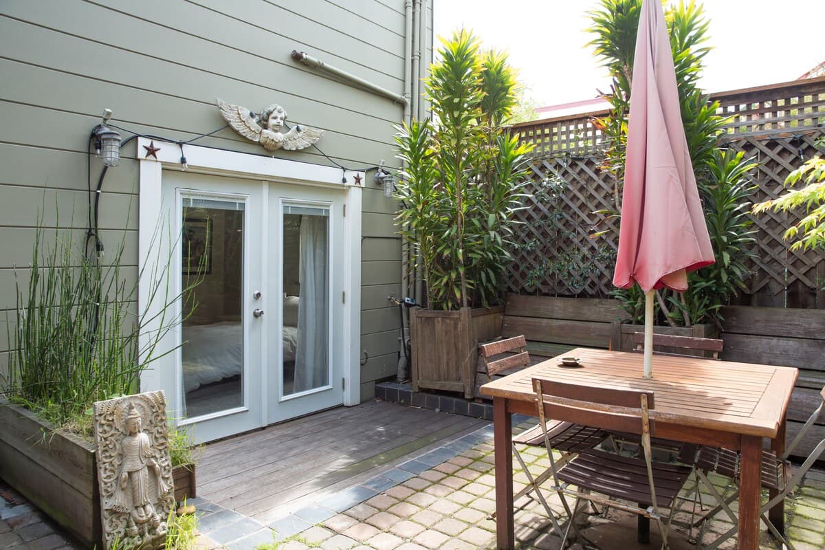 Balmy Alley Mural Home w/ Courtyard & Deck - Photo 34
