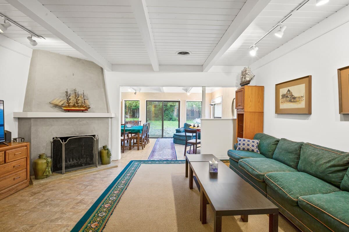 Home in Menlo Park · ★4.67 · 2 bedrooms · 2 beds · 1 bath - Image 7