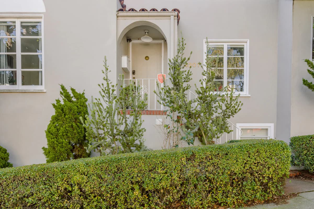 Noe Valley Victorian w/ Chef's Kitchen & Yard - Photo 25