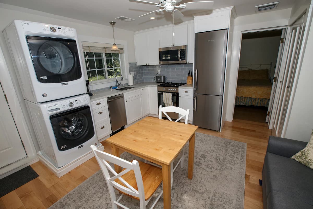 Guesthouse in Menlo Park · ★4.94 · 1 bedroom · 2 beds · 1 bath - Image 12