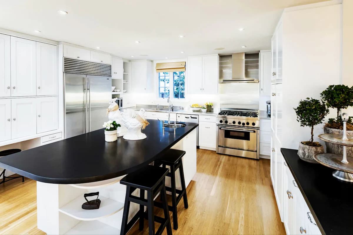 Home in Palo Alto · ★5.0 · 4 bedrooms · 4 beds · 3 baths - Image 5