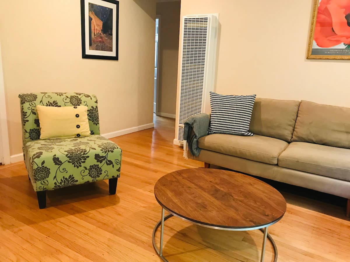 Home in Palo Alto · ★4.75 · 2 bedrooms · 4 beds · 1 bath - Image 1