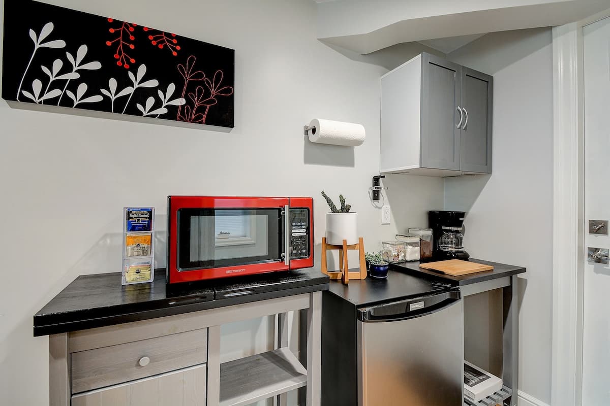 Two Bedroom SF Suite with Private Entrance - Photo 5