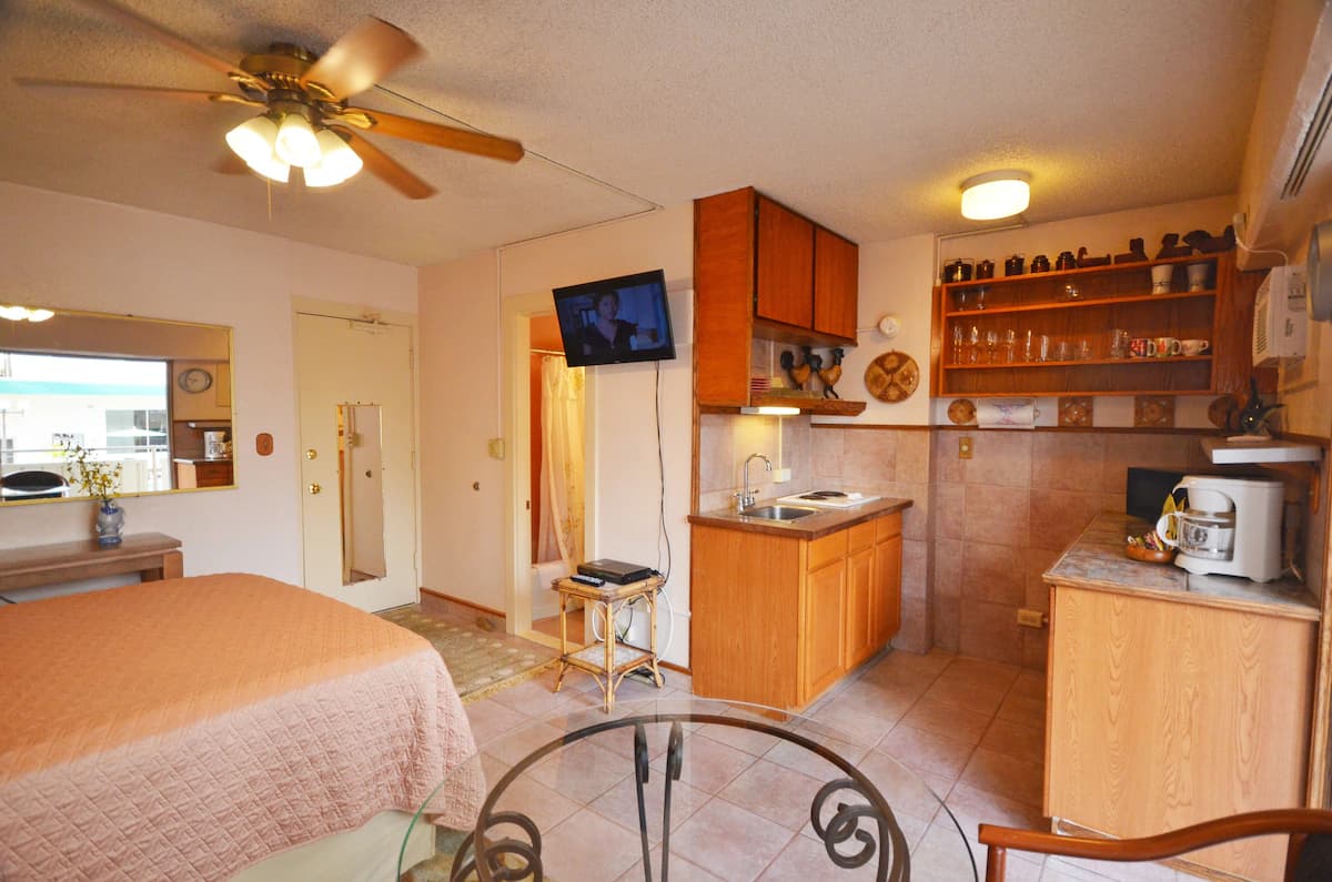 Condo in Honolulu · ★4.49 · Studio · 1 bed · 1 bath - Image 10