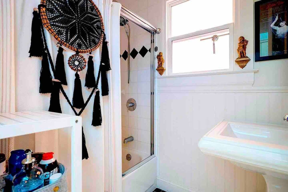 Victorian Oasis with Original Art & Chandeliers - Photo 48