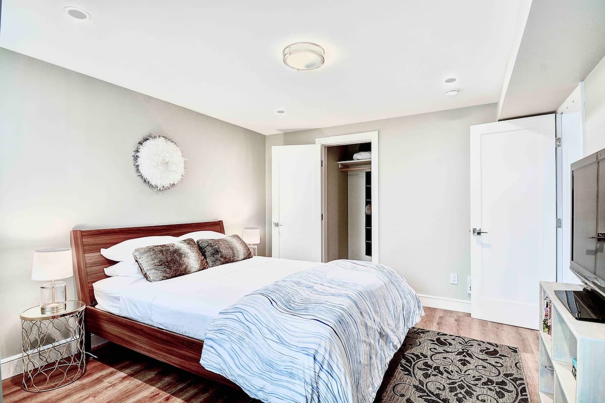 Two Bedroom SF Suite with Private Entrance - Image 8