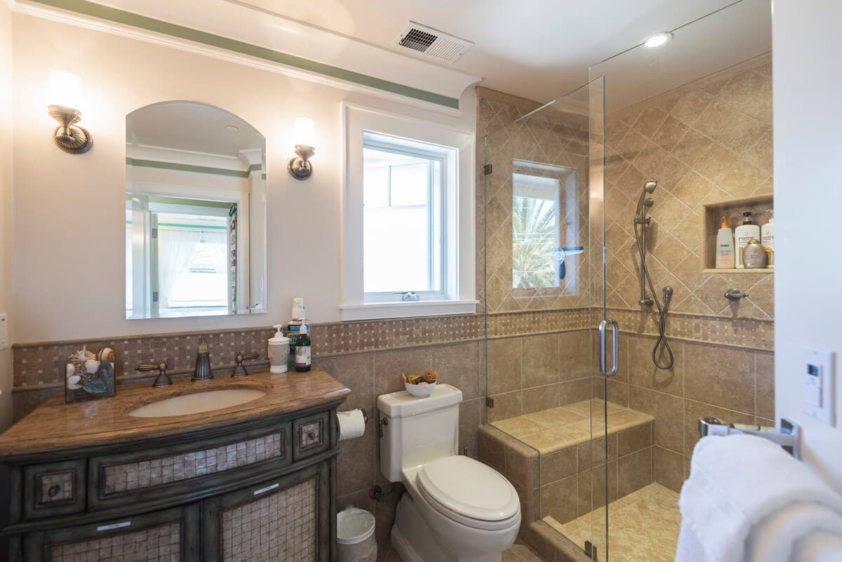 Urban Treehouse Romantic Retreat with Pool - Photo 11