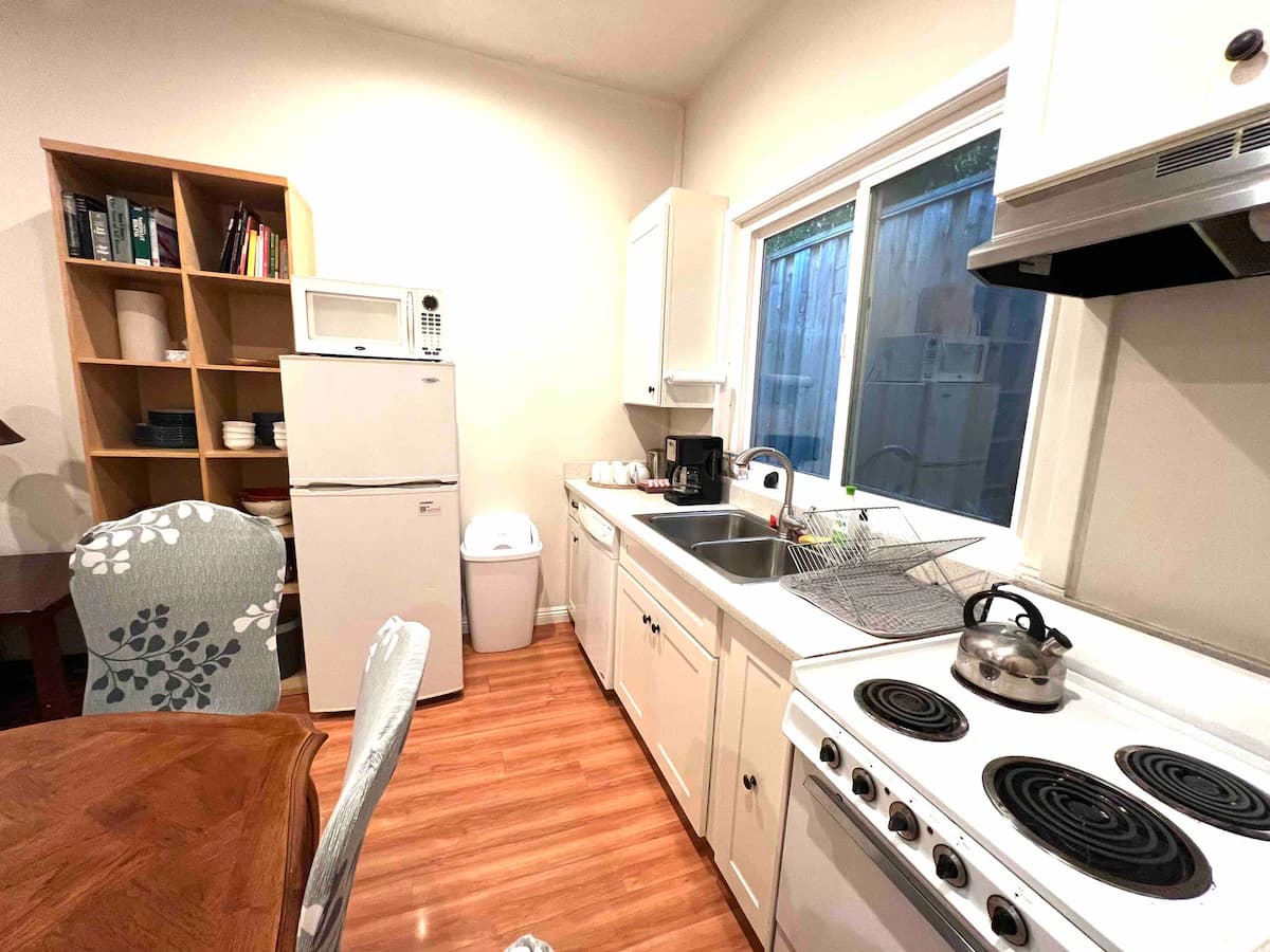 Guesthouse in Menlo Park · ★4.85 · 2 bedrooms · 4 beds · 1 bath - Image 14
