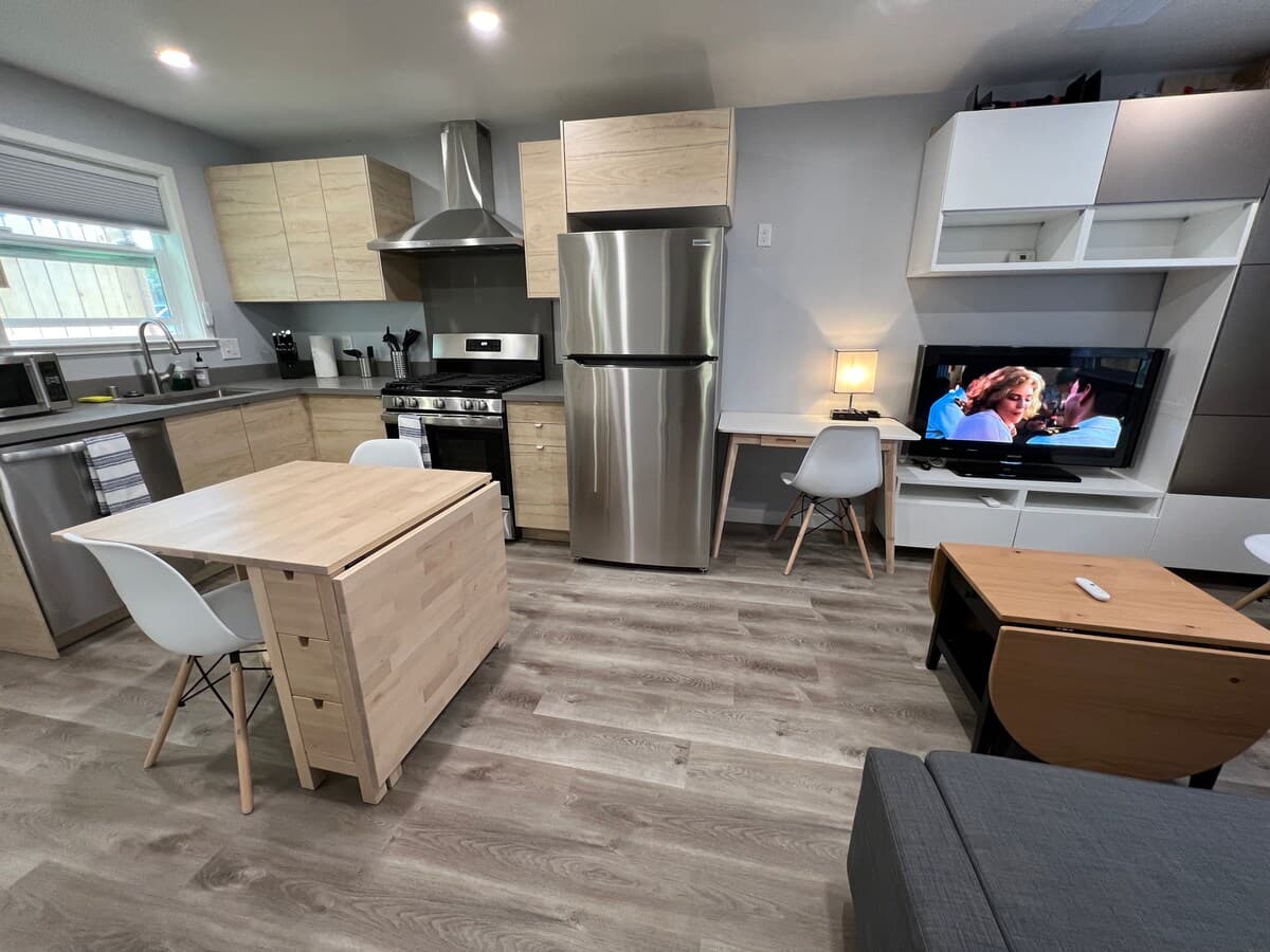 Home in East Palo Alto · ★4.97 · 1 bedroom · 2 beds · 1 bath - Image 4
