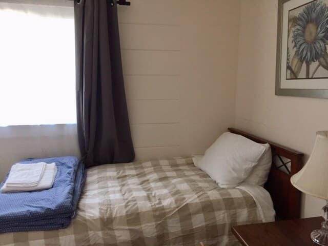 Home in Redwood City · ★4.85 · 3 bedrooms · 4 beds · 2 baths - Image 9