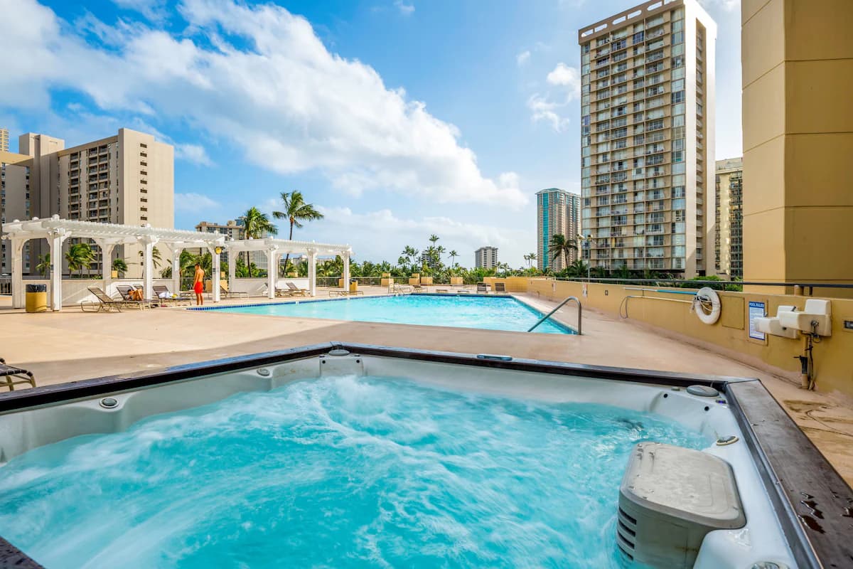 Condo in Honolulu · ★4.73 · Studio · 1 bed · 1 private bath - Image 10