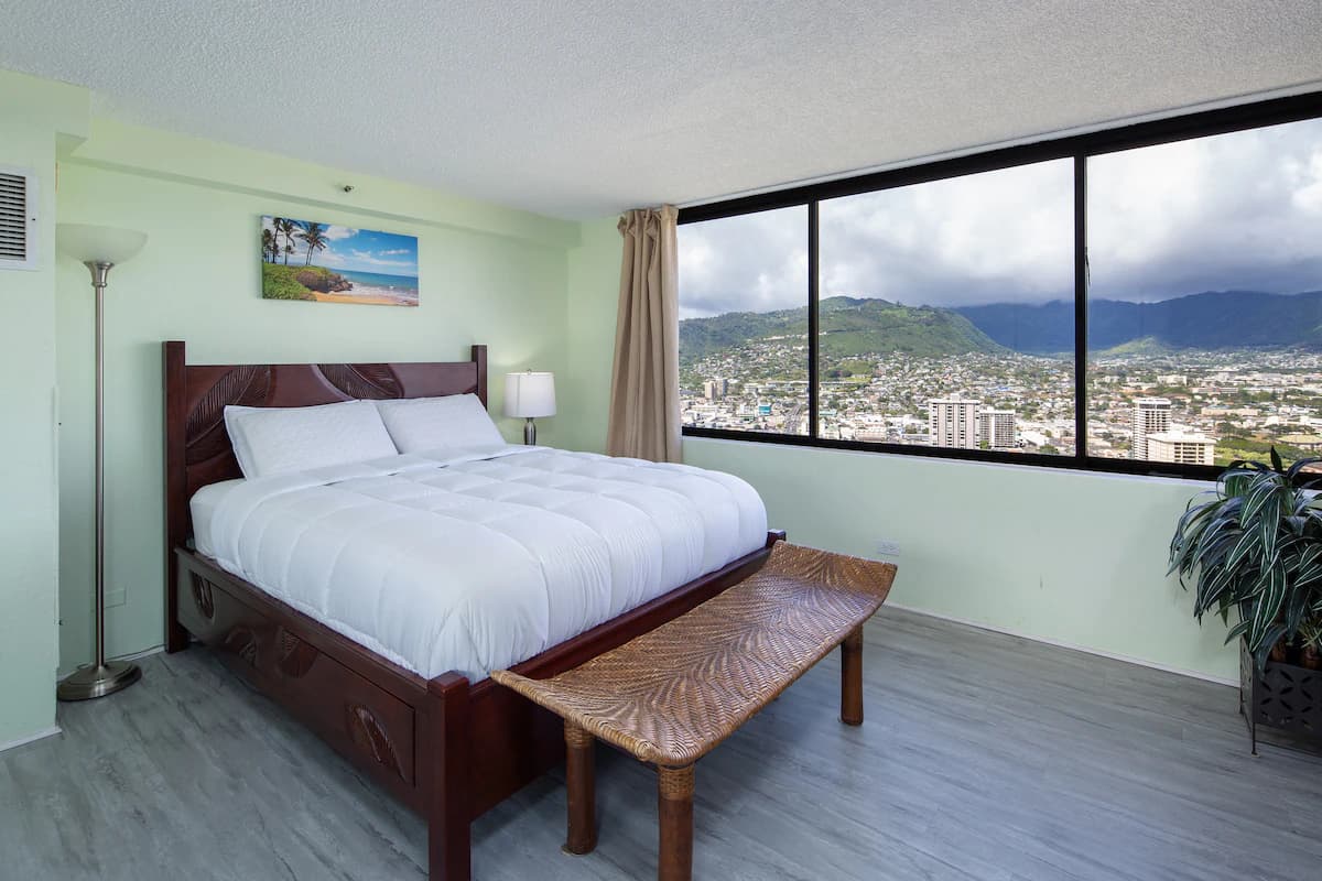 Condo in Honolulu · ★4.55 · 2 bedrooms · 4 beds · 2 private baths - Image 9