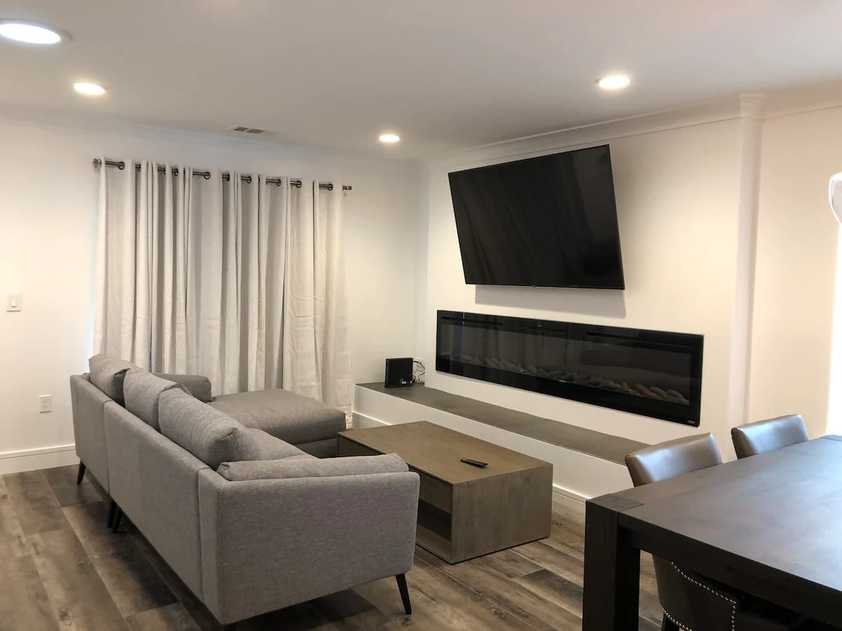 Home in East Palo Alto · ★4.92 · 4 bedrooms · 4 beds · 2 baths - Image 9