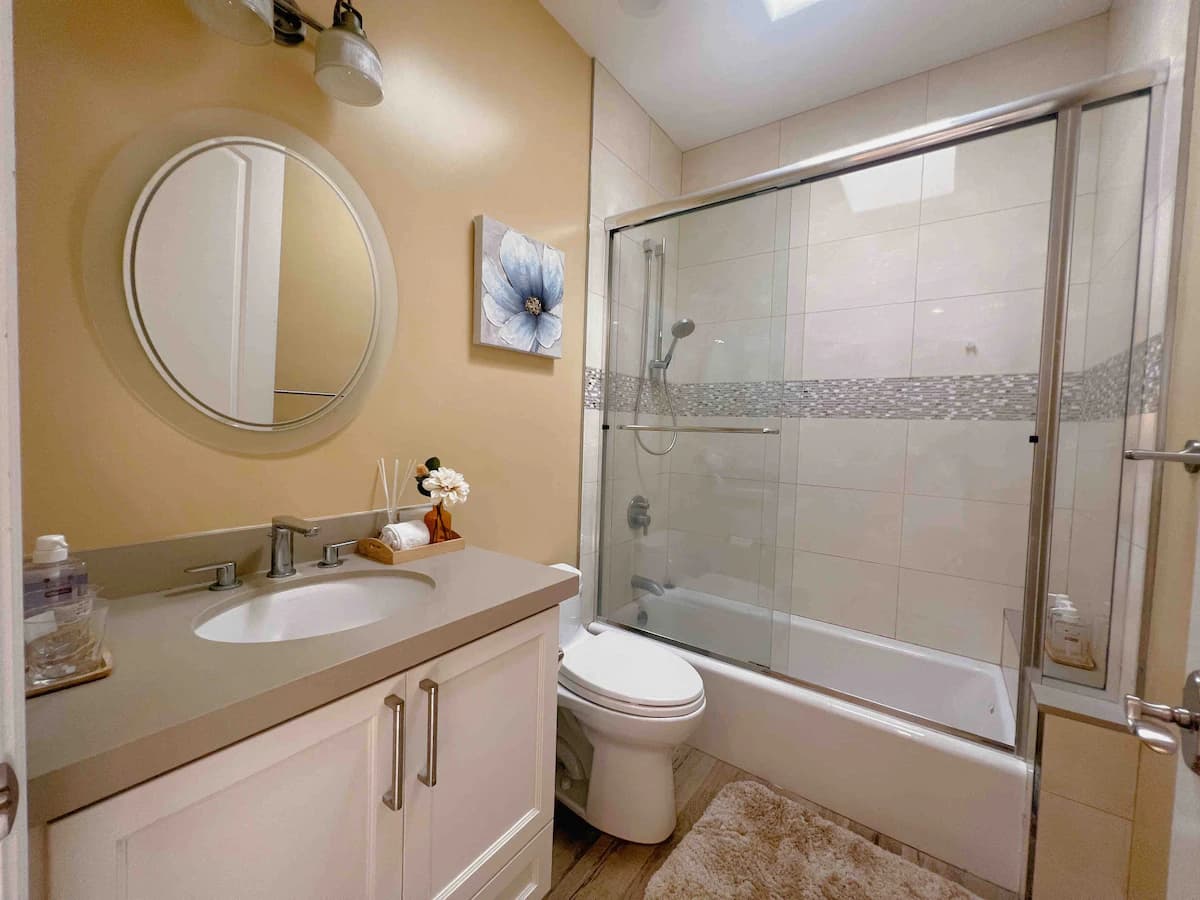 Home in Palo Alto · ★4.6 · 5 bedrooms · 5 beds · 3.5 baths - Image 33