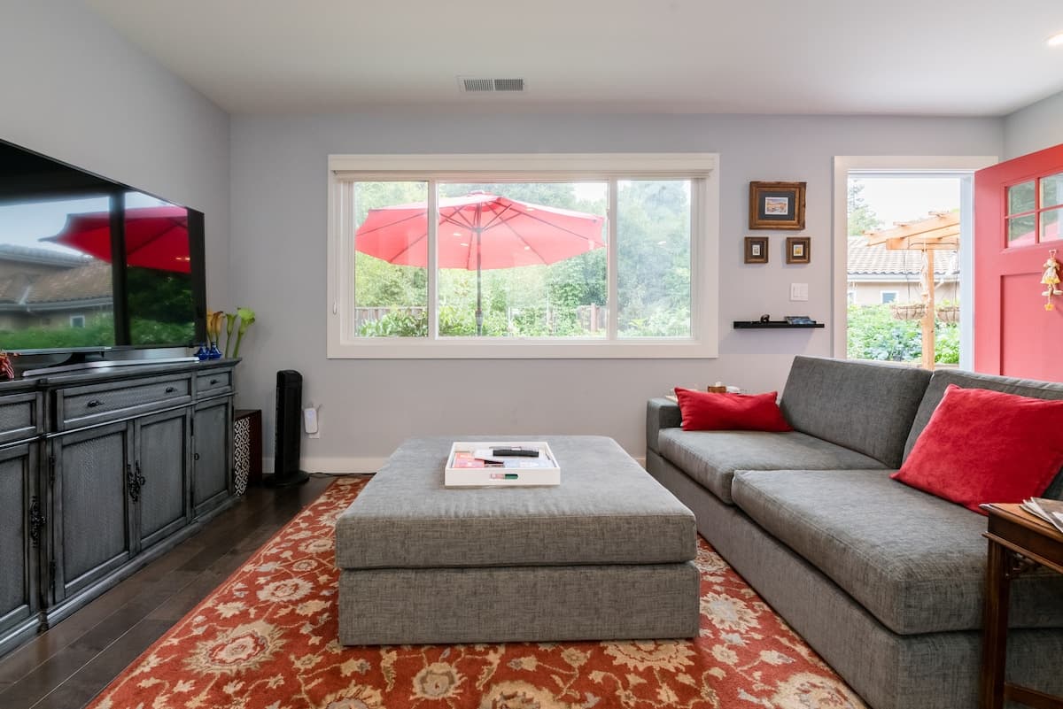 Guesthouse in Menlo Park · ★4.93 · 1 bedroom · 1 bed · 1 bath - Image 2