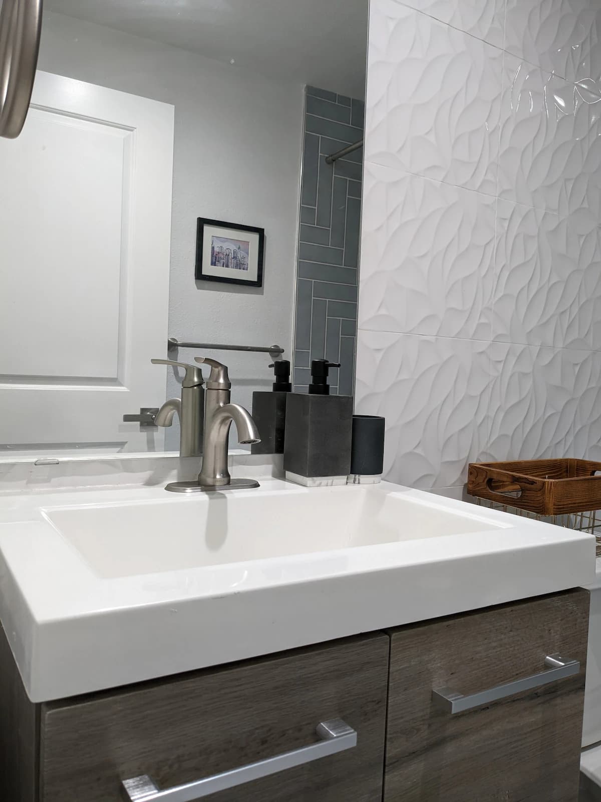 Parkside 2BR Suite with Private Patio & Parking - Photo 15