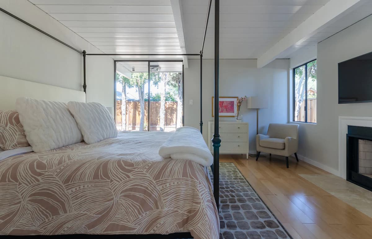 Home in Palo Alto · ★5.0 · 5 bedrooms · 6 beds · 3 baths - Image 15