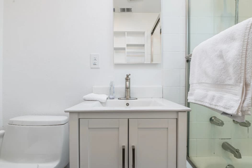 Home in East Palo Alto · ★4.94 · 4 bedrooms · 4 beds · 2.5 baths - Image 48