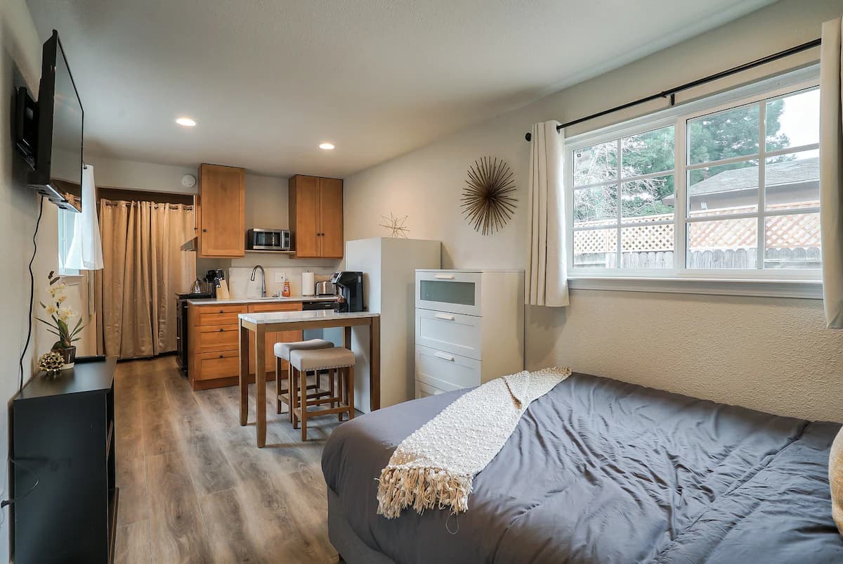 Guesthouse in Mountain View · ★4.69 · 1 bedroom · 1 bed · 1 bath - Image 11