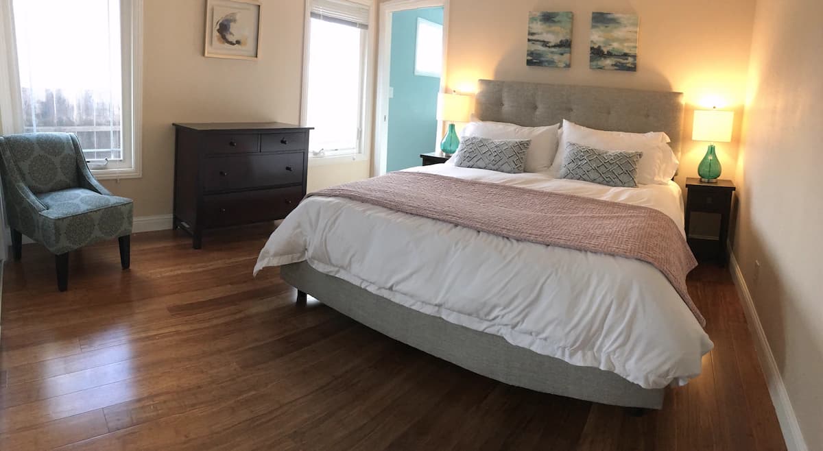 Home in Redwood City · ★4.96 · 2 bedrooms · 2 beds · 2 baths - Image 8