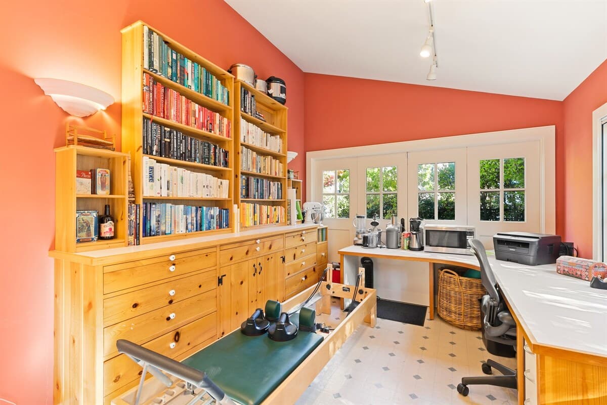 Home in Palo Alto · ★4.74 · 4 bedrooms · 4 beds · 3 baths - Image 45