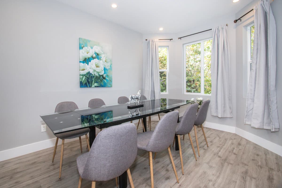 Home in Daly City · ★4.88 · 8 bedrooms · 16 beds · 5 baths - Image 11