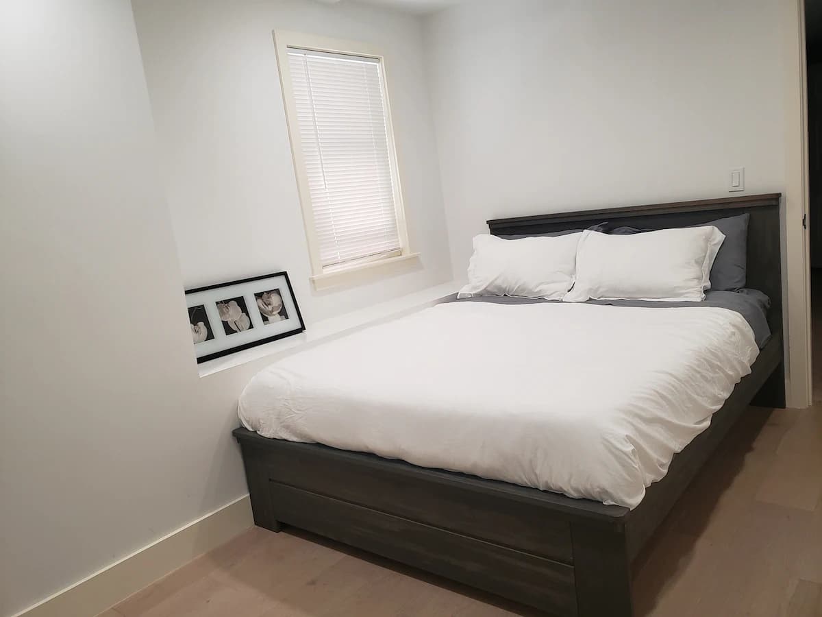 Cheerful 3Br2Ba • Sunny patio • Big Screen Movie - Photo 12