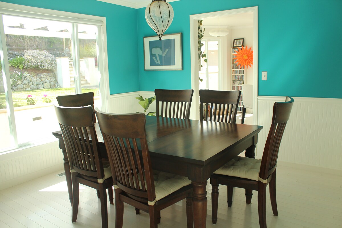 Sunny Bay-View Home with 3 Fireplaces & Garden - Photo 13