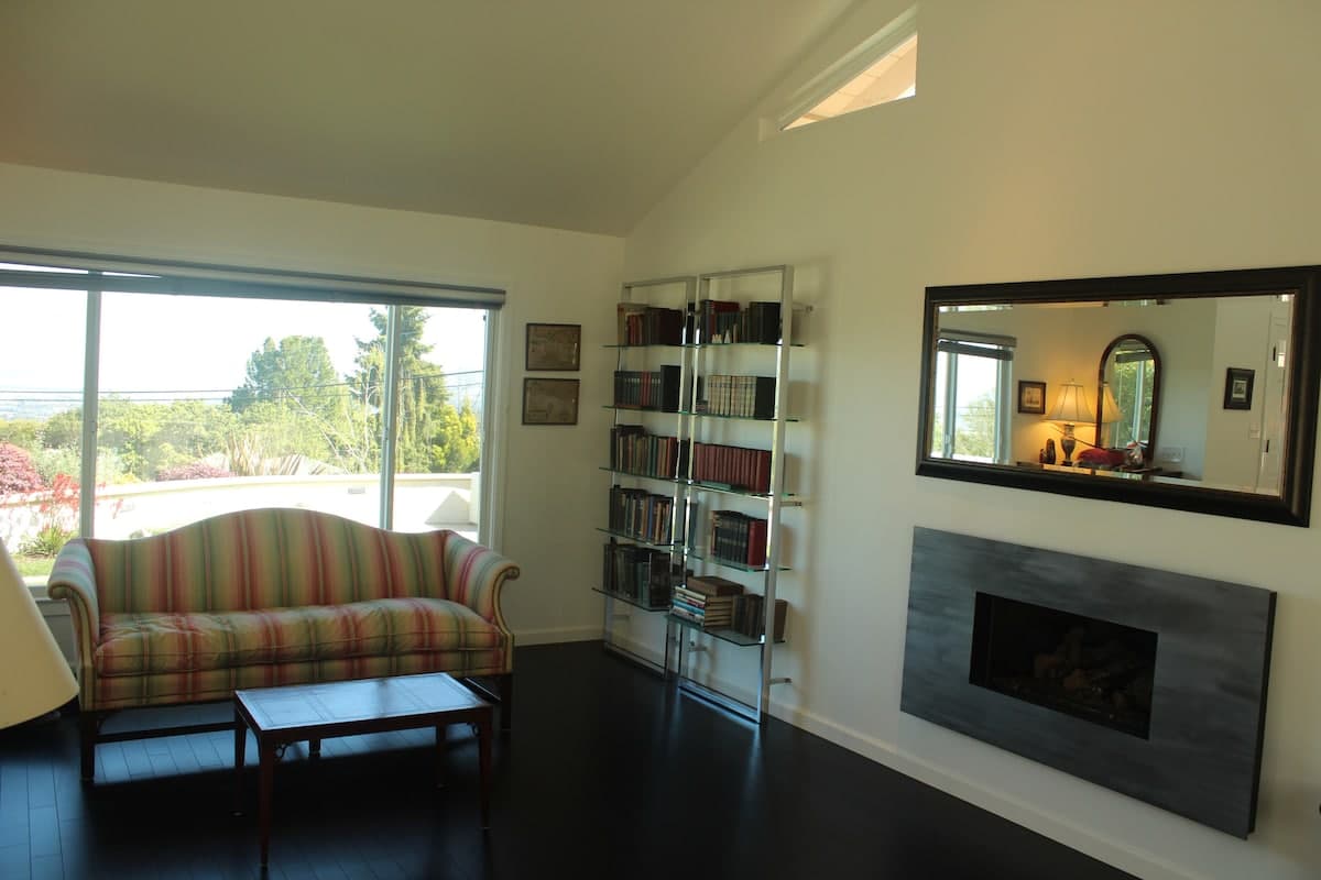 Sunny Bay-View Home with 3 Fireplaces & Garden - Photo 5