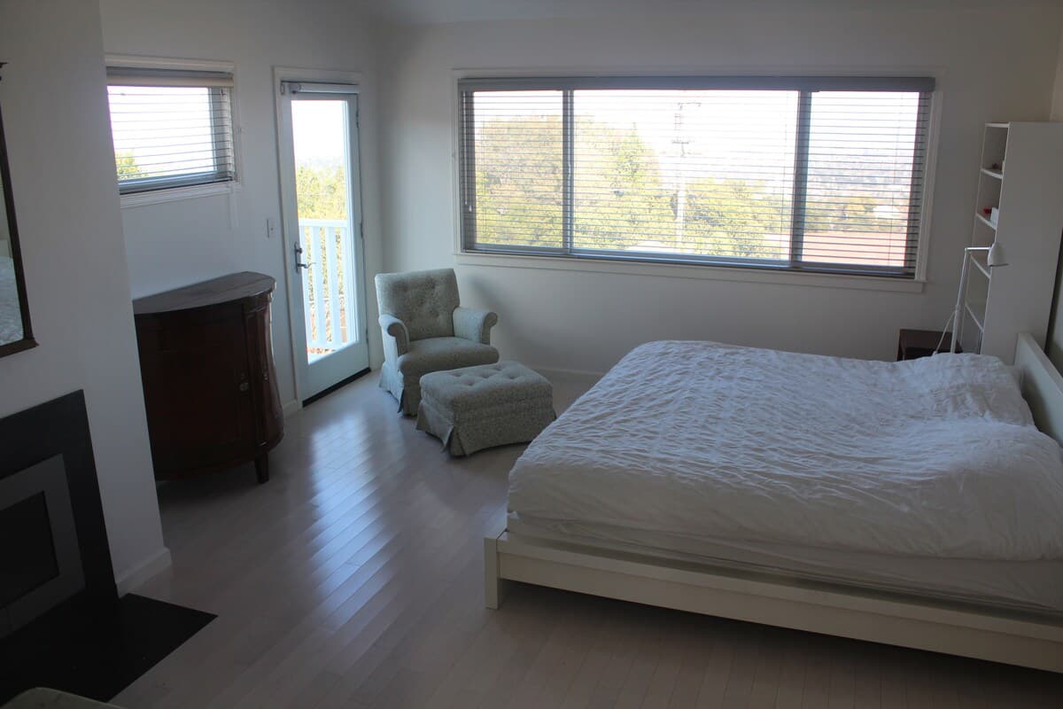 Sunny Bay-View Home with 3 Fireplaces & Garden - Photo 20