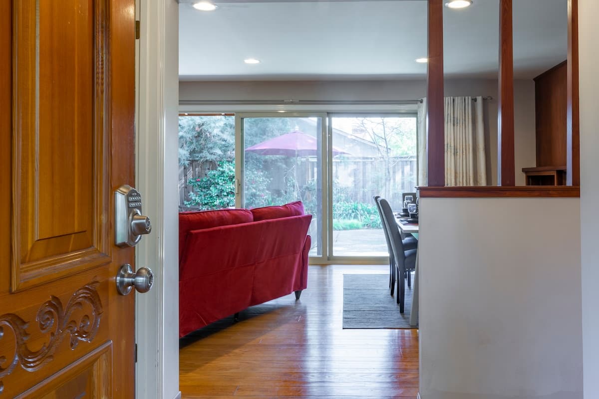 Home in Menlo Park · ★4.77 · 5 bedrooms · 6 beds · 3 baths - Image 2