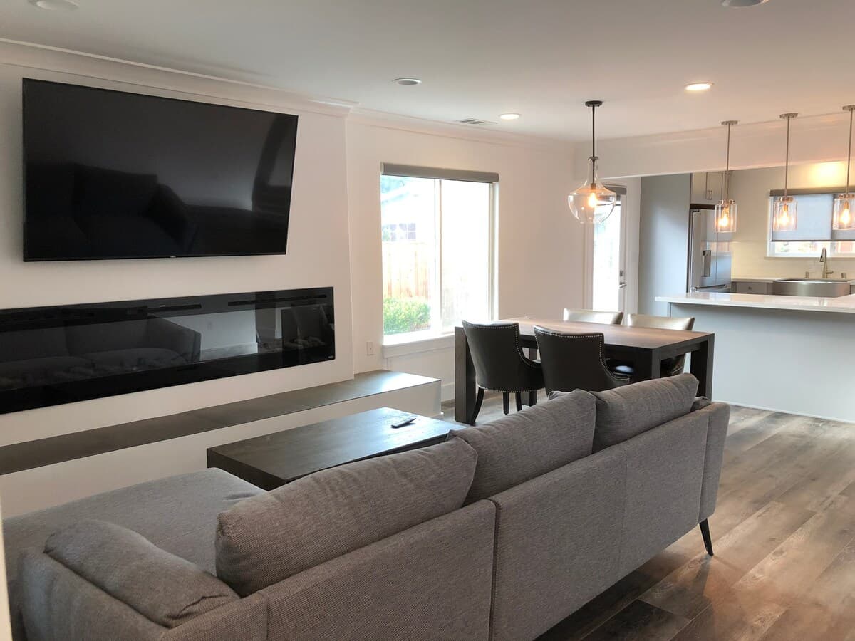 Home in East Palo Alto · ★4.92 · 4 bedrooms · 4 beds · 2 baths - Image 5