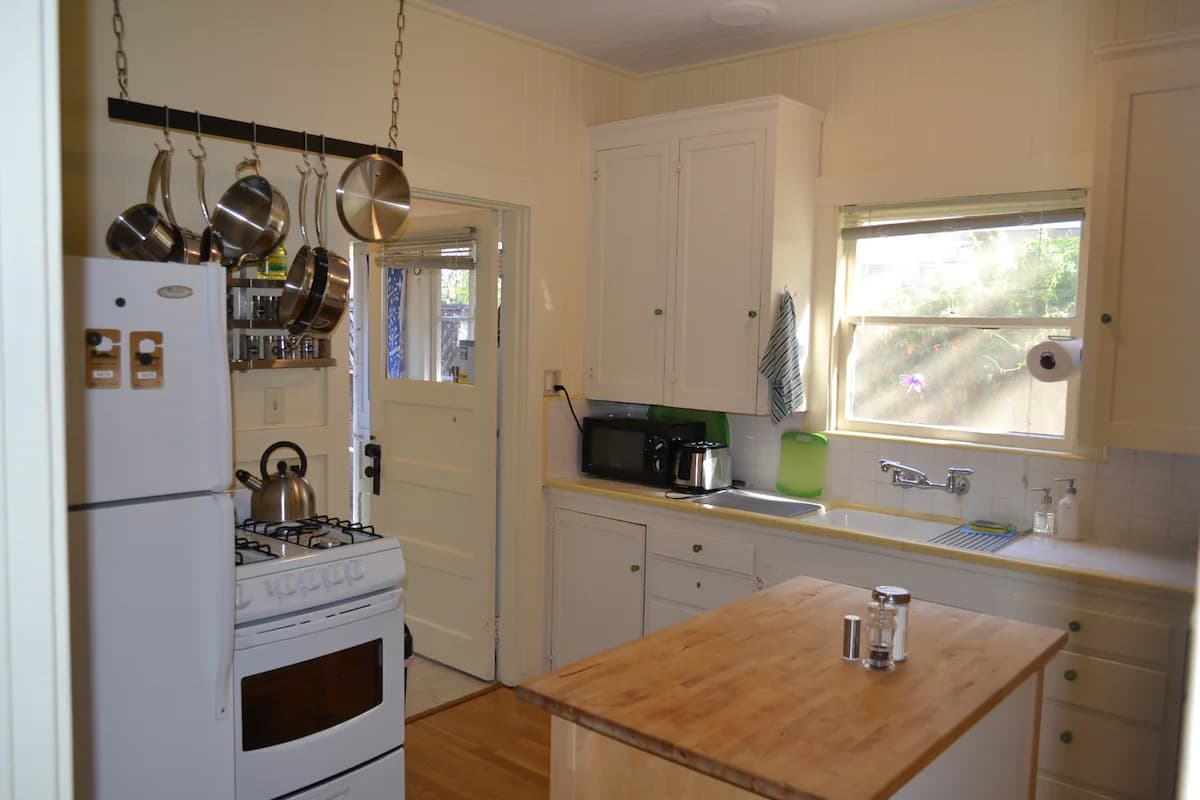 Downtown Private Home with Backyard - Image 9