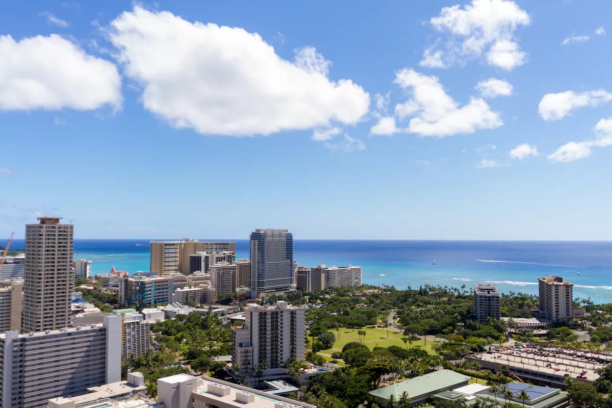 Condo in Honolulu · ★4.55 · 2 bedrooms · 4 beds · 2 private baths - Image 15